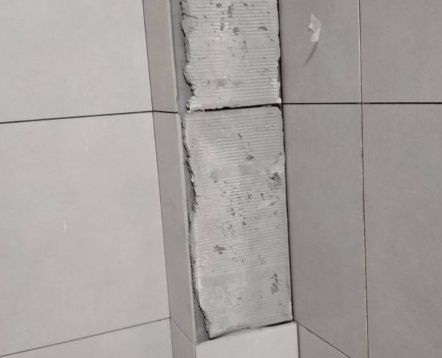 驻马店市瓷砖空鼓维修公司分享下瓷砖施工前基层浇水润湿程度不足，可能导致以下问题